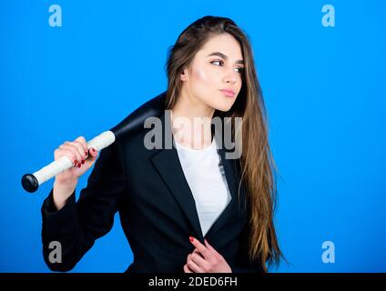 Zeit erfordert entschlossenes Handeln. Selbstvertrauen und Stärke. Life Game. Karriere aufbauen. Frau hübsches Mädchen tragen formelle Jacke und halten Baseballschläger. Geschäftsstrategie. Aggressives Geschäft. Geschäftsführerin. Stockfoto