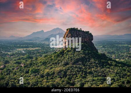 Spektakuläre Aussicht auf den Löwenfelsen, umgeben von üppiger Vegetation. Foto vom Pidurangala Rock in Sigiriya. Stockfoto