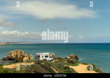 Wohnmobil geparkt an einem Strand Stockfoto