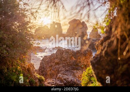 Strandszene umrahmt von Felsgrotten in Lagos, Porugal Ocean Waves Stockfoto