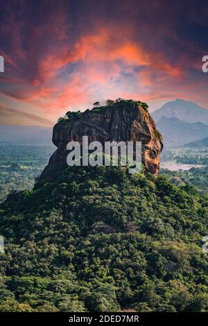 Spektakuläre Aussicht auf den Löwenfelsen, umgeben von üppiger Vegetation. Foto vom Pidurangala Rock in Sigiriya. Stockfoto