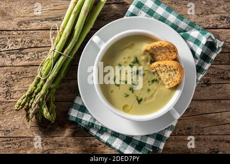 Frische Spargelsuppe auf Holztisch Stockfoto