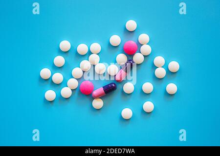 Flache Lage von Pillen und Tabletten auf blauem Hintergrund Stockfoto