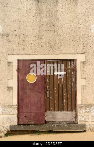 Vintage Holz und Metall Tür Stockfoto