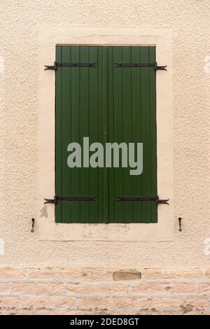 Geschlossene Fensterläden aus grünem Holz Stockfoto