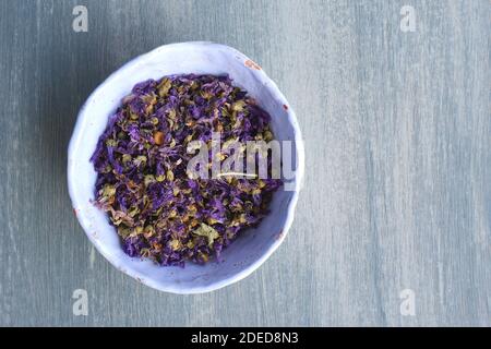 Getrocknetes Süßviolett, Banafsha, medizinisch und zum Kochen und Zubereiten von Tee verwendet Stockfoto