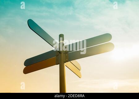 Kreuzweg Zeichen in den Sonnenuntergang Stockfoto