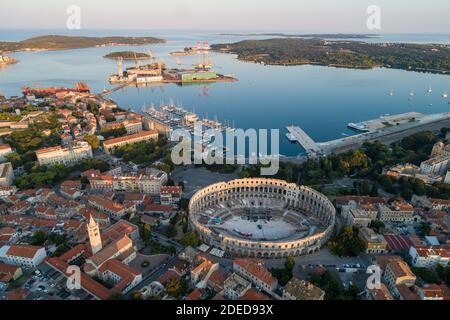 Luftaufnahme des römischen Kolosseums in Pula, Kroatien bei Sonnenaufgang Stockfoto