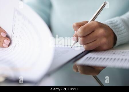 Frau Hand legt Unterschrift auf Dokumente Nahaufnahme Stockfoto