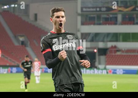 Lucas ALARIO (LEV) feiert am 26. November 2020 in Leverkusen/Deutschland nach seinem Ziel 4:1; Fußball Europa League, Gruppenphase, Gruppe C, Spieltag 4, Bayer 04 Leverkusen (LEV) - Hapoel Beer-Sheva FC (Hapoel) 4:1. Weltweite Nutzung Stockfoto