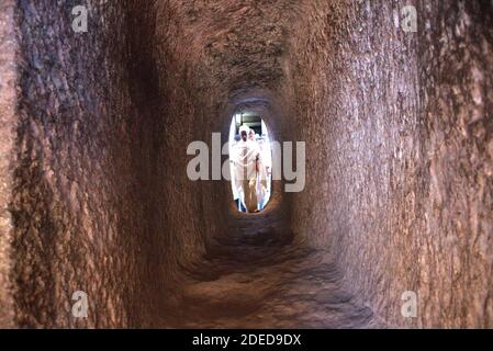 Lalibela/Äthiopien – 12. April 2019: Christen pilgern in den Tunneln, die die Felsenkirchen von Lalibela verbinden Stockfoto