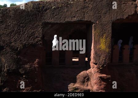 Lalibela/Äthiopien – 12. April 2019: Christen pilgern in den Tunneln, die die Felsenkirchen von Lalibela verbinden Stockfoto