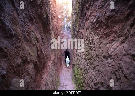 Lalibela/Äthiopien – 12. April 2019: Christen pilgern in den Tunneln, die die Felsenkirchen von Lalibela verbinden Stockfoto