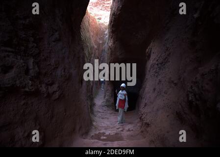 Lalibela/Äthiopien – 12. April 2019: Christliche Pilger in den Tunneln, die die Felsenkirchen von Lalibela verbinden Stockfoto