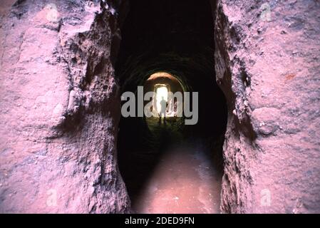 Lalibela/Äthiopien – 12. April 2019: Christen pilgern in den Tunneln, die die Felsenkirchen von Lalibela verbinden Stockfoto