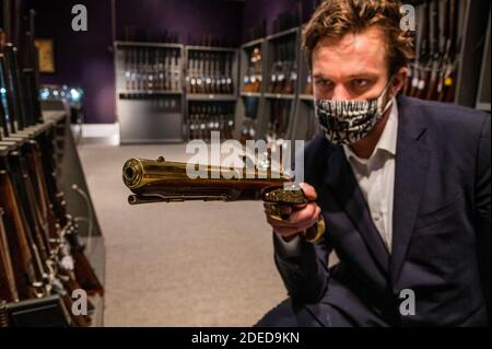 London, Großbritannien. November 2020. Eine von einem außergewöhnlichen Paar 'Flintlock' Repeating Air Pistols aus Blair Castle, Schottland, von Edward Bate, London, um 1770, est £20,000 - 30,000 - Preview of Bonhams' Antique Arms, Modern Sporting Guns & Exceptional Firearms. Der Verkauf findet am 3. Dezember in Knightsbridge statt. Kredit: Guy Bell/Alamy Live Nachrichten Stockfoto