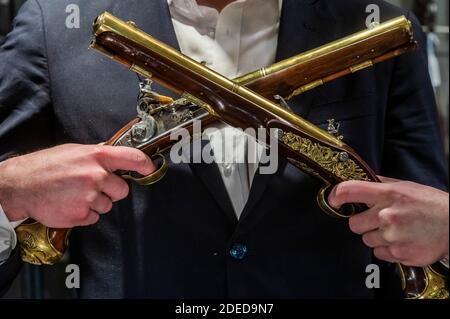 London, Großbritannien. November 2020. Eine von einem außergewöhnlichen Paar 'Flintlock' Repeating Air Pistols aus Blair Castle, Schottland, von Edward Bate, London, um 1770, est £20,000 - 30,000 - Preview of Bonhams' Antique Arms, Modern Sporting Guns & Exceptional Firearms. Der Verkauf findet am 3. Dezember in Knightsbridge statt. Kredit: Guy Bell/Alamy Live Nachrichten Stockfoto