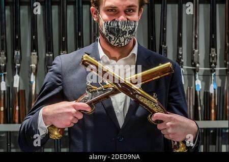 London, Großbritannien. November 2020. Eine von einem außergewöhnlichen Paar 'Flintlock' Repeating Air Pistols aus Blair Castle, Schottland, von Edward Bate, London, um 1770, est £20,000 - 30,000 - Preview of Bonhams' Antique Arms, Modern Sporting Guns & Exceptional Firearms. Der Verkauf findet am 3. Dezember in Knightsbridge statt. Kredit: Guy Bell/Alamy Live Nachrichten Stockfoto