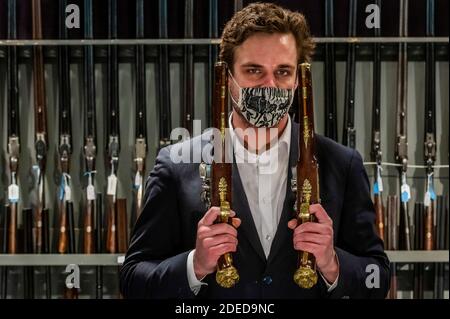 London, Großbritannien. November 2020. Eine von einem außergewöhnlichen Paar 'Flintlock' Repeating Air Pistols aus Blair Castle, Schottland, von Edward Bate, London, um 1770, est £20,000 - 30,000 - Preview of Bonhams' Antique Arms, Modern Sporting Guns & Exceptional Firearms. Der Verkauf findet am 3. Dezember in Knightsbridge statt. Kredit: Guy Bell/Alamy Live Nachrichten Stockfoto