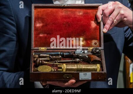 London, Großbritannien. November 2020. An Exceptionally Rare GehäuseDeluxe .34 Percussion Colt Paterson No. 2 Belt Model Revolver No. 576, circa 1840, est £200,000 - 300,000 - Preview of Bonhams’ Antique Arms, Modern Sporting Guns & Exceptional Firearms. Der Verkauf findet am 3. Dezember in Knightsbridge statt. Kredit: Guy Bell/Alamy Live Nachrichten Stockfoto