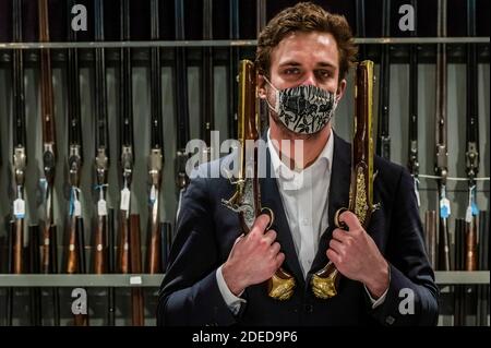 London, Großbritannien. November 2020. Eine von einem außergewöhnlichen Paar 'Flintlock' Repeating Air Pistols aus Blair Castle, Schottland, von Edward Bate, London, um 1770, est £20,000 - 30,000 - Preview of Bonhams' Antique Arms, Modern Sporting Guns & Exceptional Firearms. Der Verkauf findet am 3. Dezember in Knightsbridge statt. Kredit: Guy Bell/Alamy Live Nachrichten Stockfoto