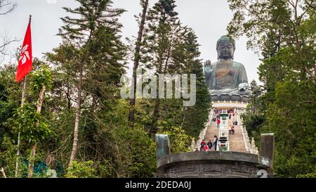 Tian Tan Buddha eine große Bronzestatue des Buddha Shakyamuni, die 1993 fertiggestellt wurde und sich in der Nähe des Po Lin Klosters, Ngong Ping, der Insel Lantau, Hong Kong China befindet Stockfoto