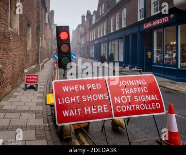 Temporäre Ampeln bei Straßenarbeiten im Zentrum von Cambridge, Großbritannien Stockfoto