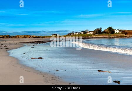 MELLON UDRIGLE ROSS-SHIRE HIGHLANDS SCHOTTLAND MORGENSONNE AUF DEM SAND STRAND UND HÄUSER Stockfoto