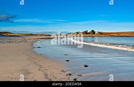 MELLON UDRIGLE ROSS-SHIRE HIGHLANDS SCHOTTLAND MORGENSONNE AUF DEM SAND STRAND WELLEN UND HÄUSER Stockfoto