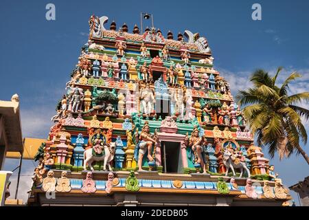 Ein schöner Turm von Göttern und Figuren am Kapaleeshwara Tempel, Chennai, Indien Stockfoto