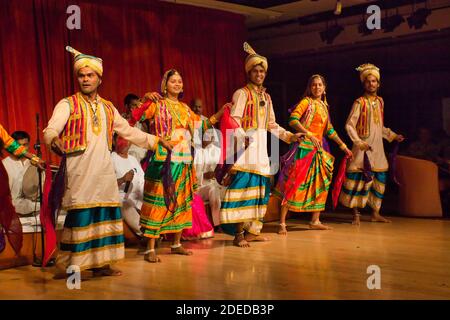 Eine Gruppe indischer Volkstänzer geben eine Tanzperformance in Mumbai, Indien Stockfoto