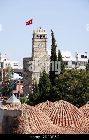 Uhrenturm in der historischen Altstadt von Antalya Stockfoto