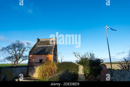 Athelstaneford, East Lothian, Schottland, Großbritannien, 30. November 2020. Flag Heritage Centre: Wird von der Scottish Flag Trust Charity, Die alte Taube ist heute geöffnet mit einem Saltire fliegen auf einem Fahnenmast an der Stelle der Sichtung eines weißen Wolkenkreuzes in einem blauen Himmel dachte, ein gutes Omen für die Picts und Schotten in einem Kampf mit Sachsen und Winkel in 832 AD sein, Ein Saltire, der als schottische Nationalflagge angenommen wurde Stockfoto