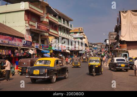 Aktivität in der Hauptstraße von Port Blair auf den Andaman-Inseln mit gelben und schwarzen Taxis und Tri shaw auf der Straße. Stockfoto