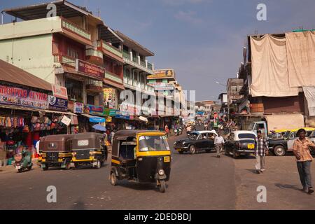 Aktivität in der Hauptstraße von Port Blair auf den Andaman-Inseln mit gelben und schwarzen Taxis und Tri shaw auf der Straße. Stockfoto