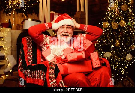 Aufregung. Frohes neues Jahr. Secret santa. Präsentiert von Santa. Winterurlaub Shopping. Party Feier. Geschenke am Weihnachtsbaum. Frohe Weihnachten. bärtiger Mann gehen einkaufen. Weihnachtsgeschenke. Stockfoto