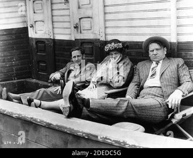 Regisseur MERVYN Leroy MARIE DRESSLER und WALLACE BEERY am Set Offen während der Dreharbeiten von SCHLEPPER ANNIE 1933 Regisseur MERVYN Leroy Metro Goldwyn Mayer Stockfoto