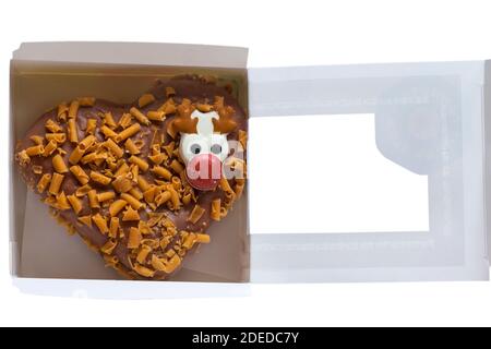 Rudolph der rotnasige Donut in Box mit Deckel frisch geöffnet Von der Bäckerei bei Marks & Spencer auf weißem Hintergrund - Rentier-Donut zu Weihnachten Stockfoto