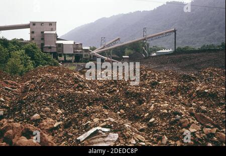 1970er Foto (1973) - der große Schlackenstapel im Vordergrund Wurde mit Schmutz bedeckt, um den Staub zu halten Im Valley Camp Kohleunternehmen Stockfoto