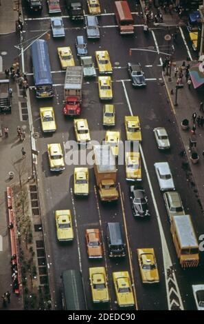 1970er Foto (1973) - Verkehr in der Herald Square Gegend Midtown Manhattan nahe der Kreuzung 34th Street und Broadway Stockfoto