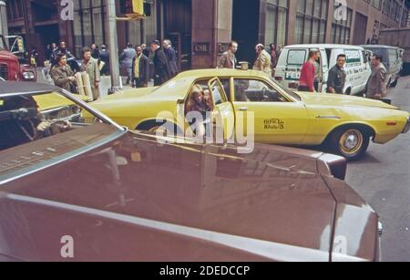 1970er Foto (1973) - Taxi blockiert den Verkehr als Passagierfenster In der verstopften midcity Street (New York City) Stockfoto