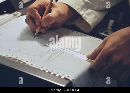 1970er Foto (1972) - EPA Gulf Breeze Laboratory: Chemielabor. Ein Chemiker misst Peaks, die auf dem Gaschromatographen aufgezeichnet wurden Stockfoto