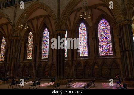 Atemberaubende Buntglasfenster entlang des Kirchenschiffs in der Lincoln Cathedral, Lincoln, Lincs., UK. Stockfoto