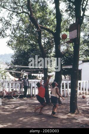 1970er Foto (1973) - Hinterhof Basketball--Dreieck Abschnitt von Charleston West Virginia Stockfoto