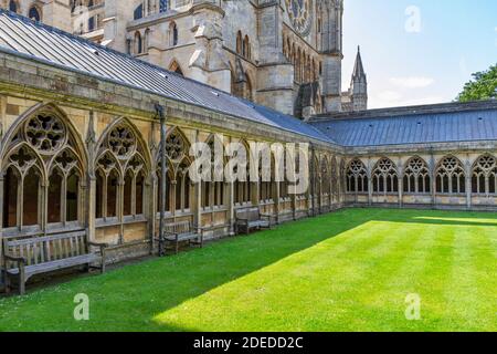 Gesamtansicht der Klöster in Lincoln Cathedral, Lincoln, Lincs., UK. Stockfoto
