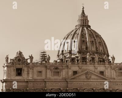 Oberer Teil der Renaissance-Stil päpstlichen Basilika St. Peter in der berühmten Vatikanstadt, Italien mit der höchsten Kuppel der Welt. Sepia-Ton Fotografie Stockfoto