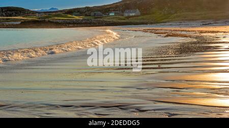 MELLON UDRIGLE ROSS-SHIRE HIGHLANDS SCOTLAND MORNING GOLDEN LIGHT ON THE SANDSTRAND UND MEER Stockfoto