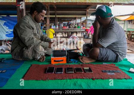 Großer Markt in Wamena, West Papua, Indonesien. Verkauf von Second-Hand-Smartphones Stockfoto