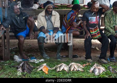 Großer Markt in Wamena, West Papua, Indonesien.Verkauf von frischem Fisch gefangen Stockfoto