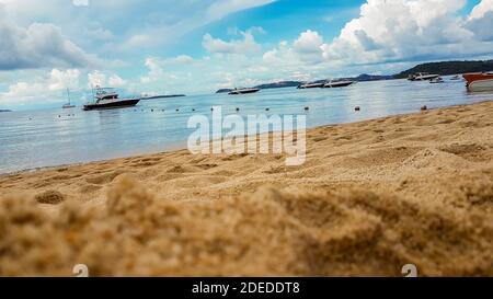 Bo Phut Strand mit Booten auf Koh Samui Insel mit Blick auf Koh Pha-ngan, in Thailand. Stockfoto